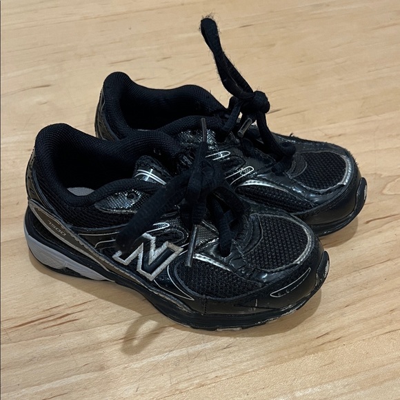 New Balance 7500 Black and Silver Running Shoes - Picture 1 of 6
